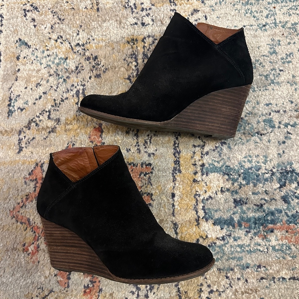 Womens Lucky Brand ankle wedge booties, Boho style black suede size 9M.